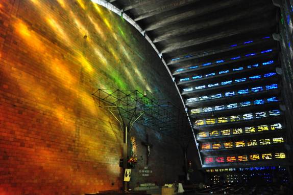 O belo interior da moderna Igreja do Rosário, no centro de San Salvador, capital de El Salvador